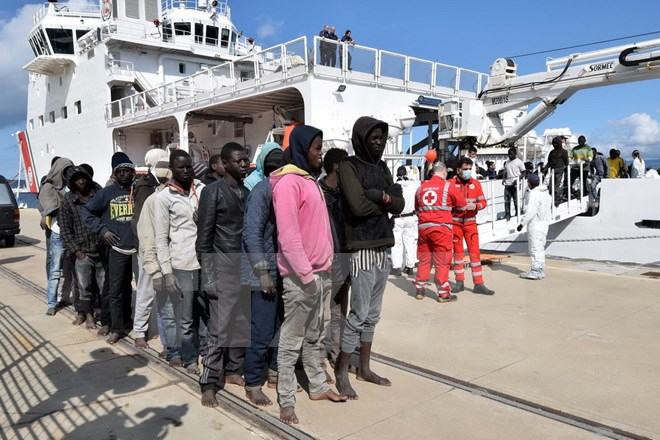 Italy cứu hàng nghìn người di cư tìm cách vượt eo biển Sicily