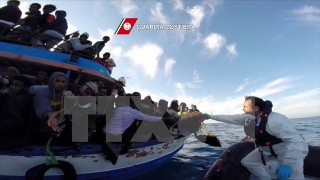 Italy giải cứu gần 1.000 người di cư trên Địa Trung Hải