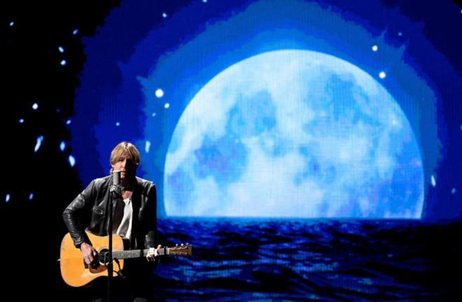 Keith Urban biểu diễn ở rạp phim ngoài trời tri ân 200 nhân viên y tế