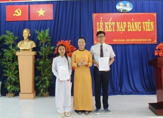 Hai học sinh Trường THPT Tân Túc được kết nạp Đảng