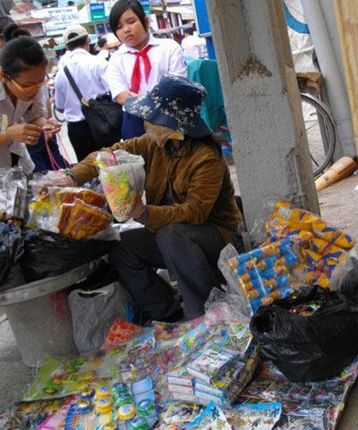 Kẹo bẩn vây trường học