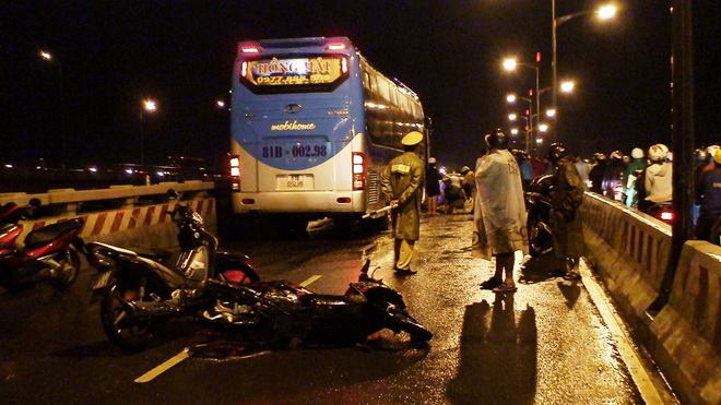 Kẹt cứng cầu Bình Triệu vì tai nạn giao thông