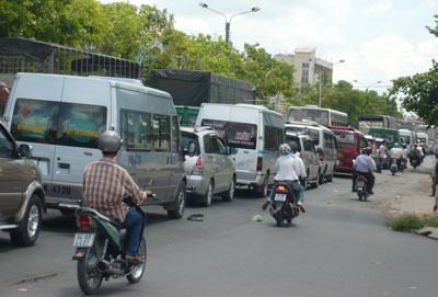 Kẹt xe trầm trọng ở cả 2 bờ Cụm phà Hậu Giang