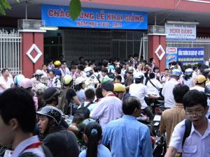 Kẹt xe trước cổng trường, chưa có lối thoát