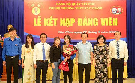 Trước ngày thi tốt nghiệp, một học sinh lớp 12 được kết nạp Đảng