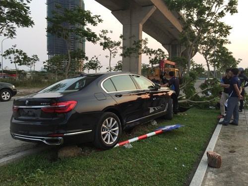 Khách hàng lái thử xe BMW, xe hạng sang 5 tỉ đồng nát đầu - ảnh 1