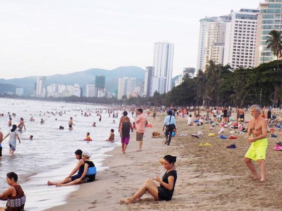 Khách Việt khó chen chân khi du lịch Nha Trang