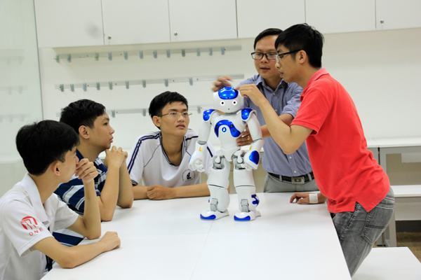 Khai giảng lớp lập trình miễn phí với robot NAO