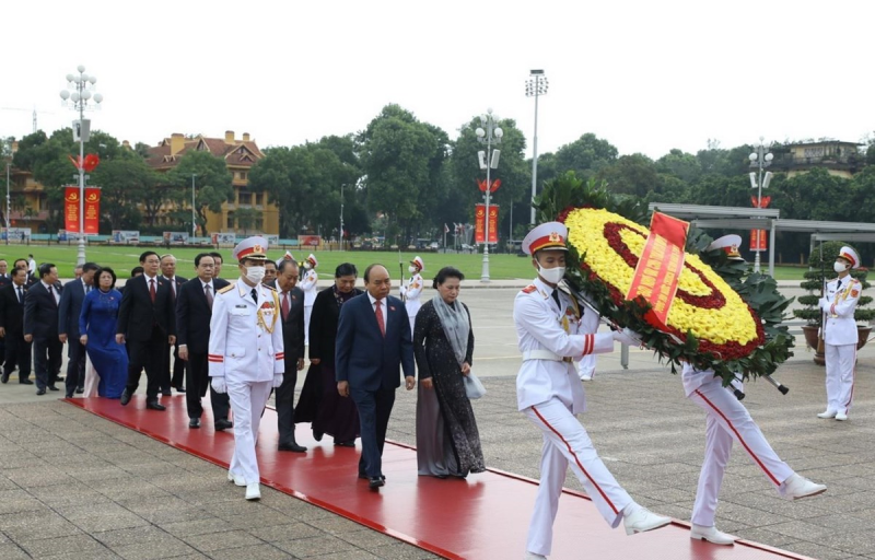 Thủ tướng Nguyễn Xuân Phúc, Chủ tịch Quốc hội Nguyễn Thị Kim Ngân cùng các đại biểu Quốc hội dự Kỳ họp thứ 10 tại điểm cầu Nhà Quốc hội đặt vòng hoa và vào Lăng viếng Chủ tịch Hồ Chí Minh. (Ảnh: Văn Điệp/TTXVN)