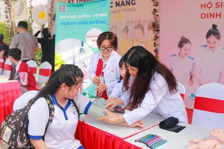 Hơn 2.000 học sinh, phụ huynh hào hứng khám phá ngành nghề tại HIU