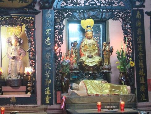 Điện Quan âm nằm ở lầu 1 phía bên trái của chùa