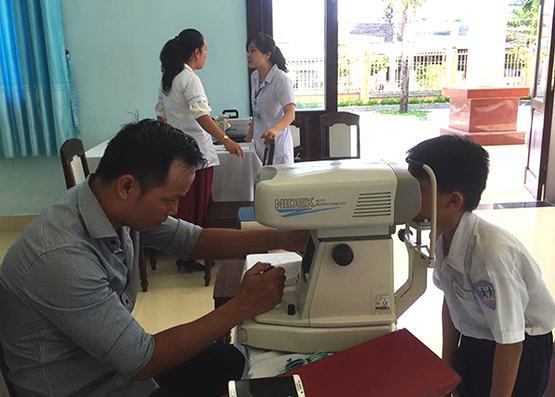 Khám mắt miễn phí cho HS Làng SOS