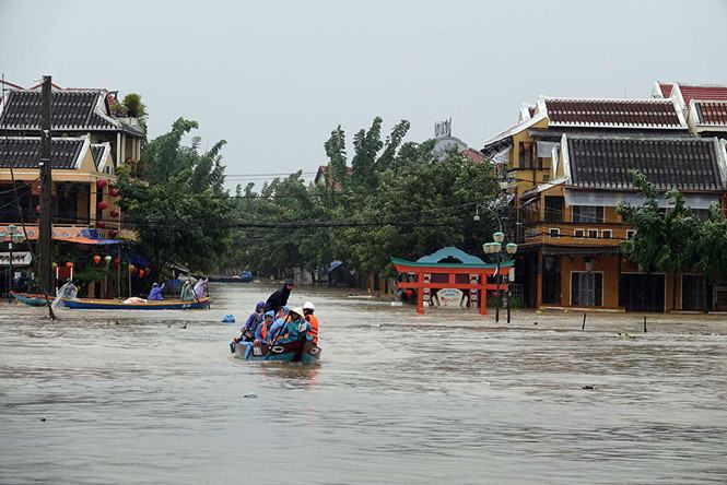 Hội An chìm trong nước lũ  /// Ảnh: Độc Lập