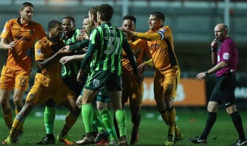 khan-gia-tham-gia-dieu-khien-tran-dau-sau-khi-trong-tai-chan-thuong