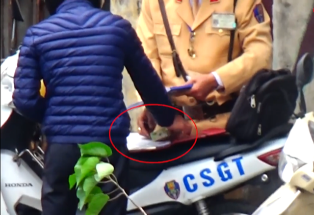 Khẩn trương điều tra nghi án 19 cảnh sát giao thông nhận hối lộ