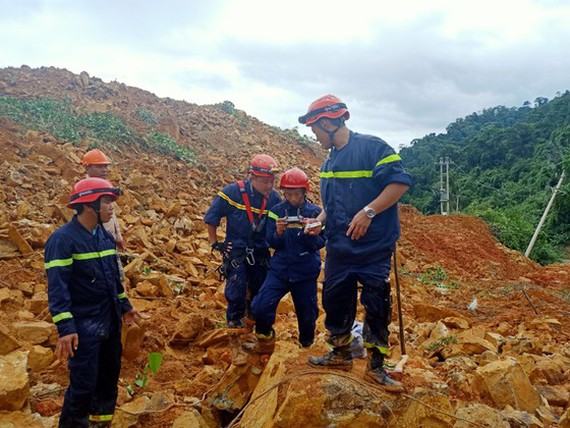 Lực lượng chức năng đang tích cực tìm kiếm các nạn nhân vụ  sạt lở kinh hoàng tại dự án thủy điện Rào Trăng 3