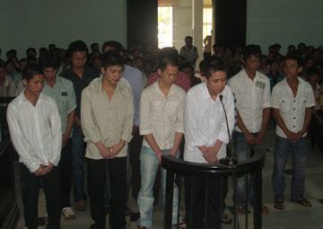 Khánh Hòa: Hơn 50 năm tù cho 2 nhóm trai làng hỗn chiến