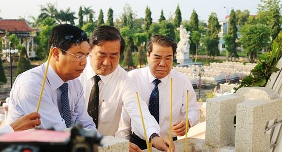 Lãnh đạo tỉnh Cà Mau dâng hương tại nghĩa trang liệt sĩ tỉnh