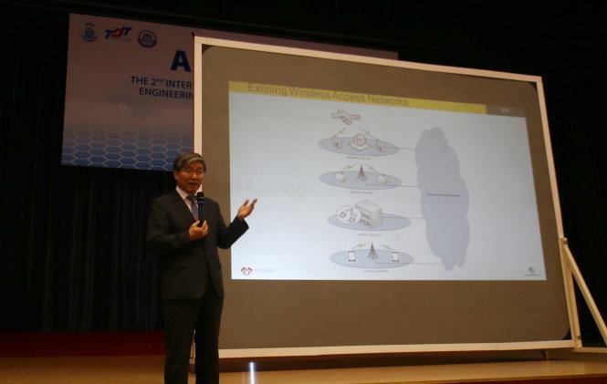 GS Choong Seon Hong, Trường ĐH Kyung Hee (Hàn Quốc), trình bày tham luận tại hội nghị - Ảnh: Như Hùng