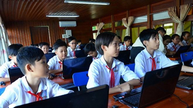 Khánh thành trường học nổi trên tàu