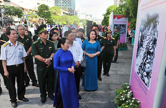 Khai mạc triển lãm “TP.HCM khát vọng vươn cao”