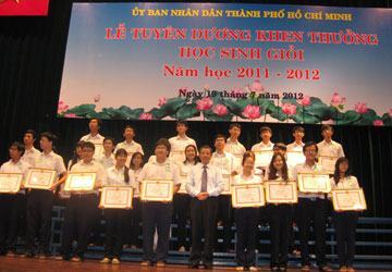 Khen thưởng 197 học sinh giỏi quốc tế, quốc gia