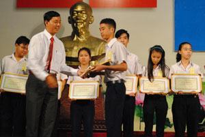 Khen thưởng 215 học sinh giỏi