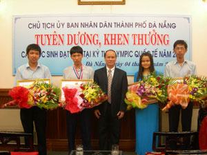 Khen thưởng 70 triệu đồng cho 4 học sinh đạt giải Olympic quốc tế