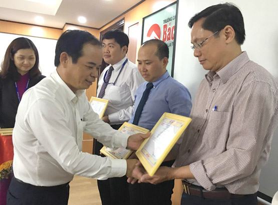 Báo Giáo dục TP.HCM: Tặng giấy khen cho các trường tích cực tham gia tư vấn hướng nghiệp tuyển sinh