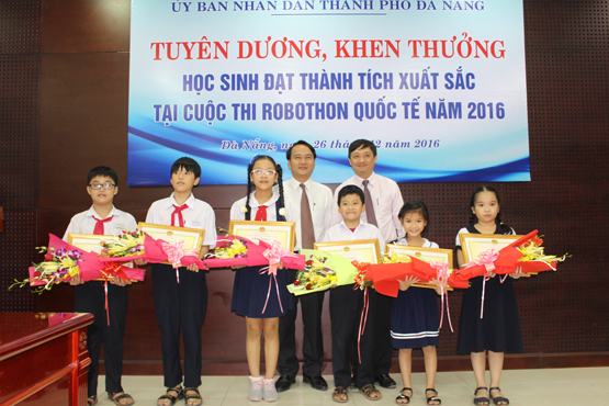 Khen thưởng học sinh giành giải cao cuộc thi Robothon quốc tế 2016