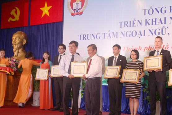 Trung tâm ngoại ngữ, tin học nở rộ: Lo ngại các trung tâm đặt tên… “tùm lum”