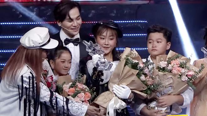 Bé Chấn Quốc (bìa phải) sau khi bị công bố nhầm là quán quân /// CHỤP LẠI MÀN HÌNH