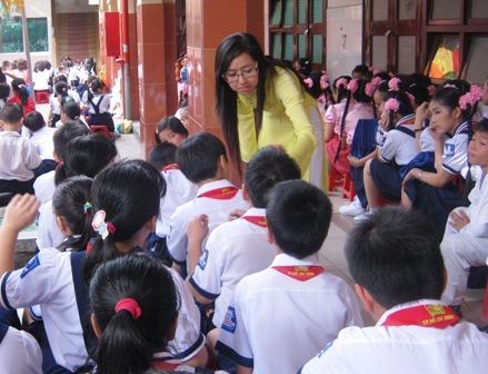 Khi phụ huynh “khoán trắng” việc dạy con cho nhà trường