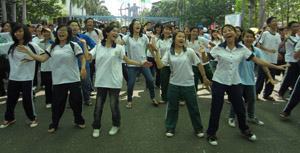 Khi trẻ muốn sống… như Tây