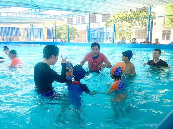 Dạy bơi cho trẻ khiếm thính