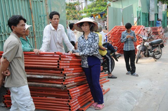 Khiêng giàn giáo ra đường để đòi nợ nhà thầu