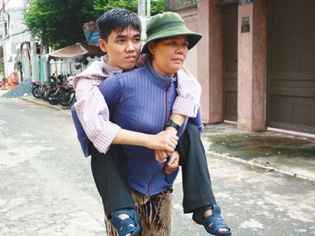 Khó đi mẹ cõng con đi…