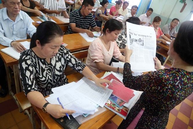 Phụ huynh nghe hướng dẫn chọn hướng đi cho học sinh sau khi hết lớp 9 - Ảnh: Đào Ngọc Thạch