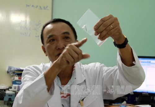 Gắp dị vật mũi khoan nhọn dài 3cm trong dạ dày bệnh nhân