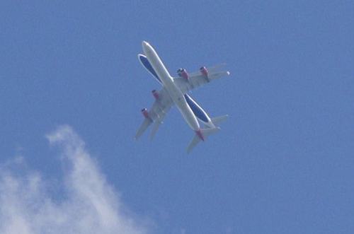 Khoảnh khắc đứng tim khi 2 máy bay sát nút nhau trên bầu trời