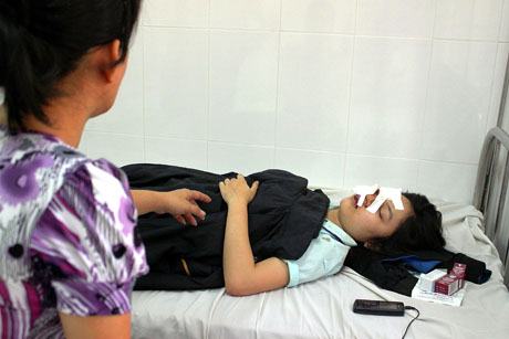 Chị Diện đang được mẹ chăm s&oacute;c tại bệnh viện