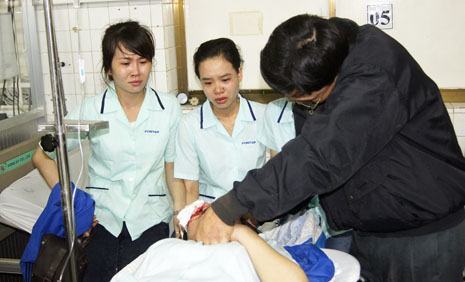 Nhiều c&ocirc;ng nh&acirc;n vẫn chưa hết b&agrave;ng ho&agrave;ng sau vụ tai nạn