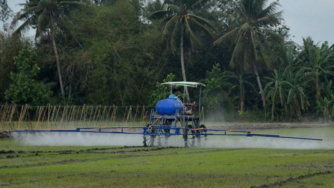 Máy phun thuốc bảo vệ thực vật tự hành  /// Ảnh: Phan Tùng