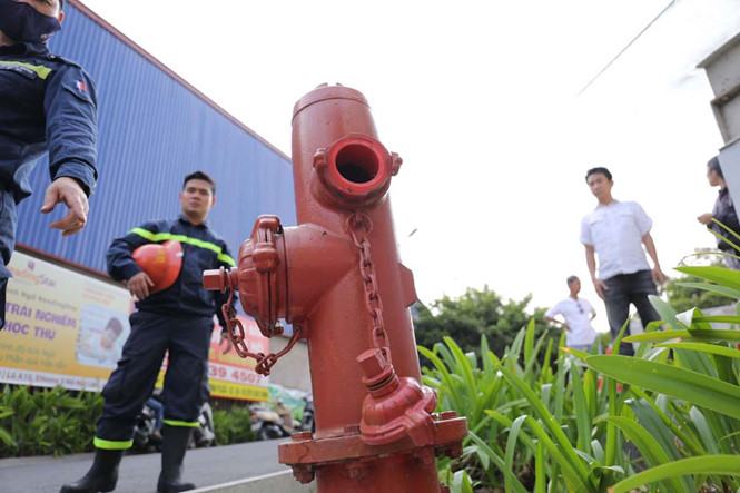 Dù được kiểm tra nhiều lần trong năm, nhưng khi xảy ra cháy thì trụ cứu hỏa ở chung cư không có nước /// Ảnh: Ngọc Dương