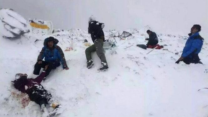 Không còn đường xuống, nhiều người mắc kẹt trên đỉnh Everest