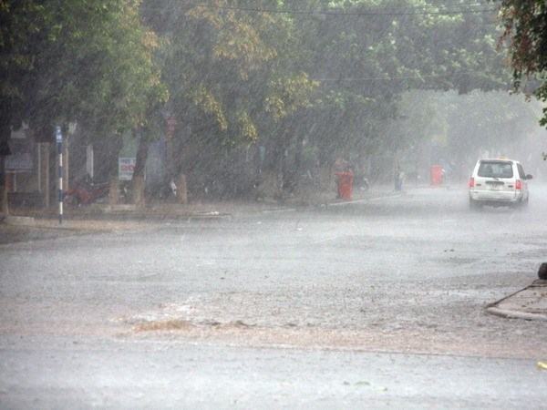 Không khí lạnh tăng cường gây mưa to và dông ở Bắc Trung Bộ