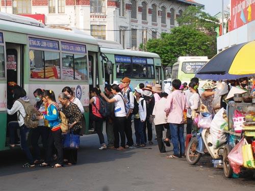 Ở nơi như bến tàu bến xe chen chúc đông đúc, bạn không nên đi dép tông.