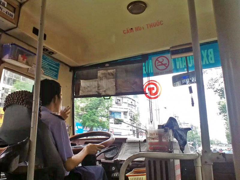 Một số tài xế, tiếp viên xe buýt thái độ phục vụ chưa thật tốt, hành khách chưa hài lòng - ảnh: H.L.