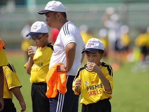 Cần uống đủ nước trong ngày, nhất là khi đổ mồ hôi, sau khi tập thể dục thể thao Ảnh: HOÀNG TRIỀU