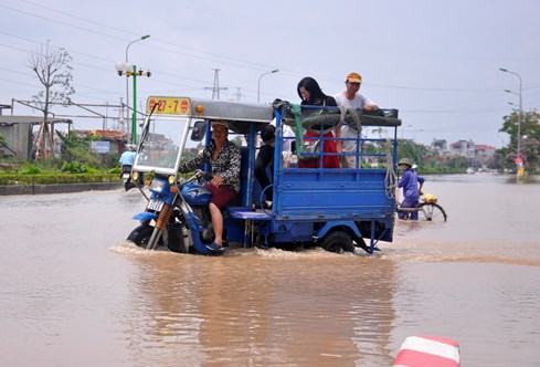 Khu đô thị mới Dương Nội vẫn ngập sâu trong nước mưa